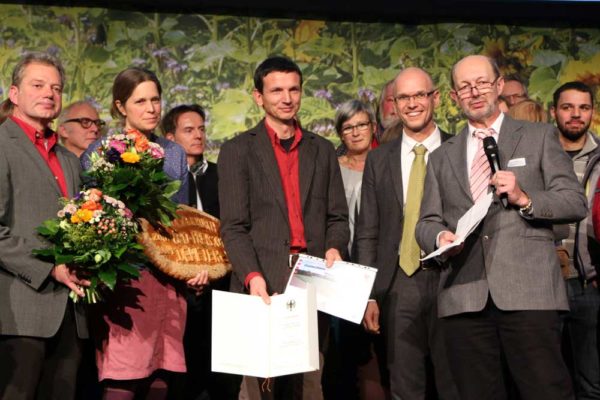 Die Preisträger (v.l.) Will Schaumann, Kathrin und Thomas Göbel, Alexander Gerber (Demeter), Heinz Gengenbach (LLH) 